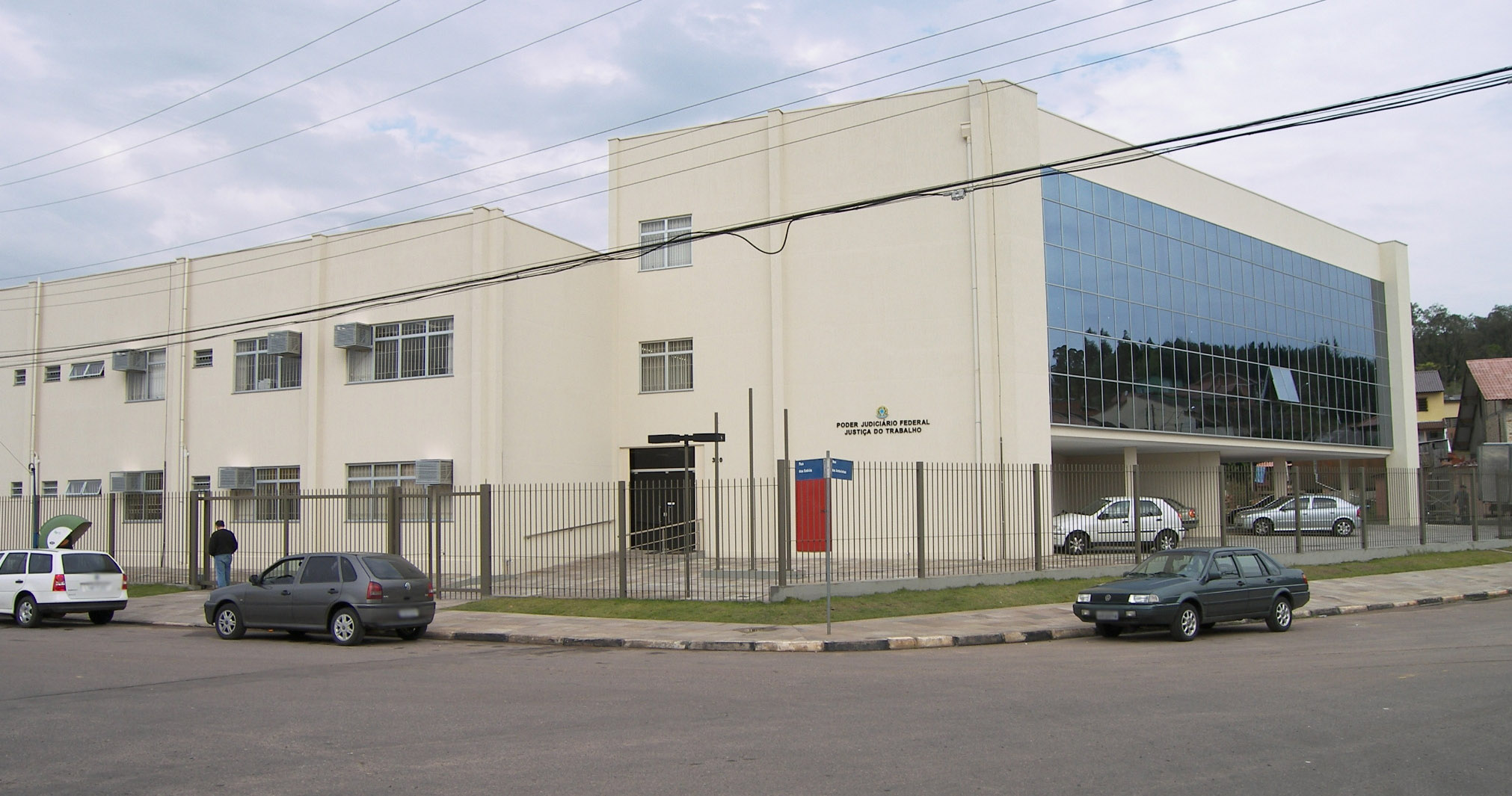 A foto mostra a fachada do Foro Trabalhista de Gravataí.