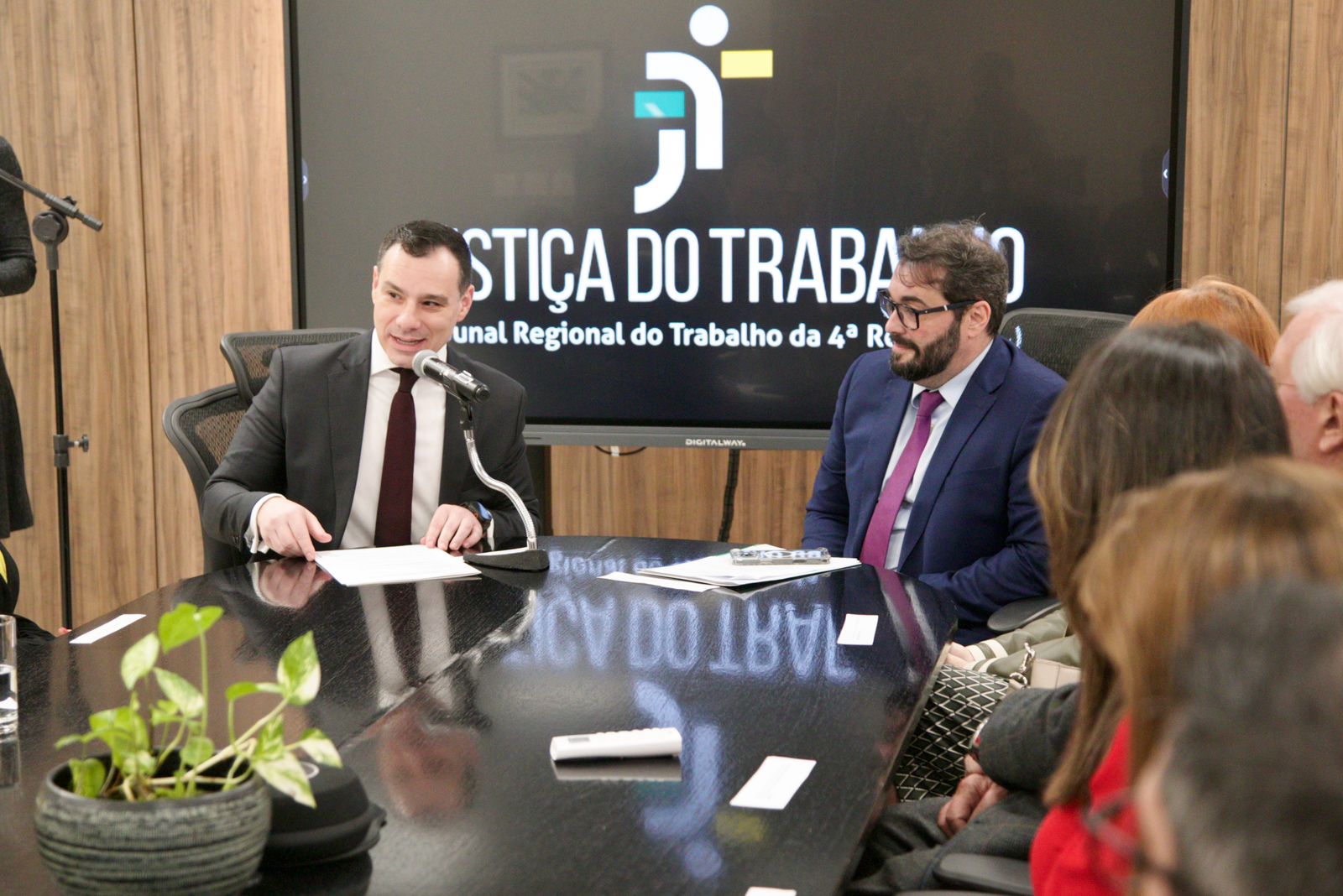A foto mostra Eduardo discursando ao lado deAlexandre.
