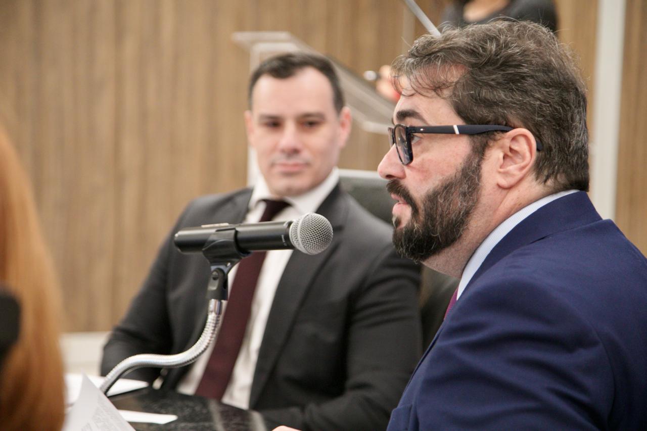 Foto mostra desembargador Alexandre discursando